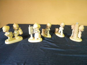 lot 542 image: Precious Moments 5 Figurines