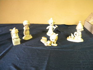lot 545 image: Precious Moments 5 Figurines