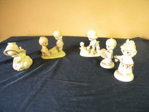 lot 546 image: Precious Moments 5 Figurines