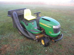lot 400 image: John Deere L 100 Tractor Mower