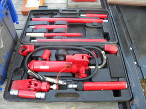 lot 423 image: Mac 4 Ton Porta Power in case
