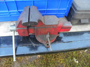 lot 424 image: Columbia 5 Vise Made in USA