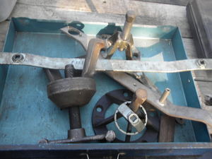 lot 440 image: Pullers & wrenches in blue tray