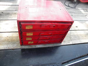 lot 476 image: Four drawer organizer & contents