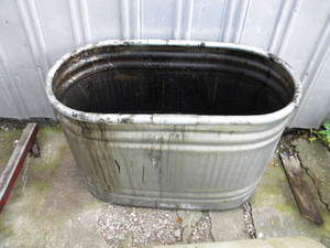 lot 485 image: Small stock tank w handles 50 gal