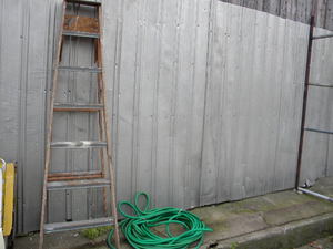 lot 489 image: 7 Wooden step ladder & Garden hose