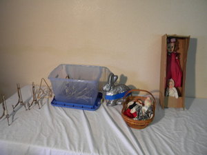 lot 552 image: Plate holders, cake mold, puppets