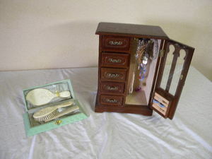 lot 557 image: Jewelry Box and Hair set