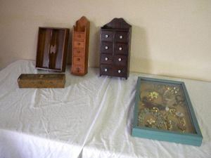 lot 564 image: Jewelry, displays & boxes