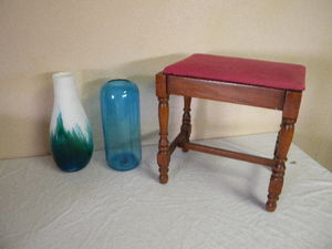 lot 575 image: 2) Tall vases and covered stool