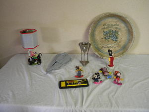 lot 577 image: Disney figures, football lamp, tray