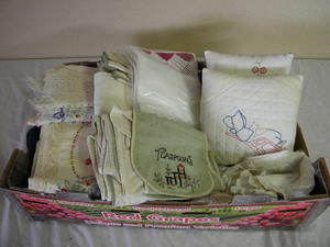 lot 579 image: Many linens