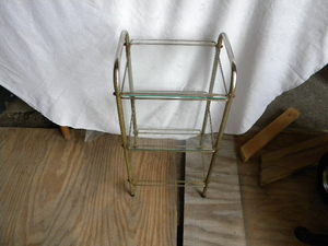 lot 583 image: Brass and glass shelf