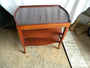 lot 585 image: Glasstop end table