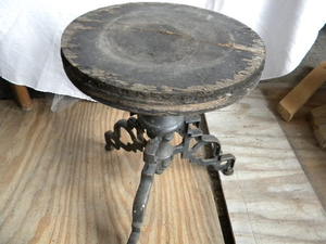 lot 586 image: Cast base stoolplant stand