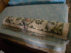 lot 599 image: Green floral area rug 4 x 6