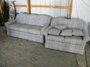 lot 607 image: Full size couch & love seatblue