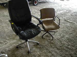 lot 617 image: 2) Office swival office chairs