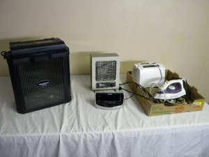 lot 620 image: Paper shredder, toaster iron etc