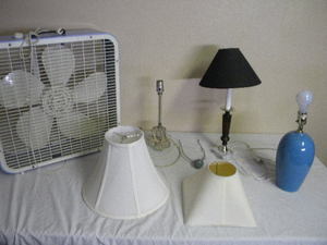 lot 625 image: Box fan and three table lamps