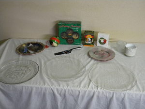 lot 638 image: Christmas plates & more