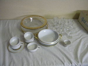 lot 639 image: Gold trim dishes, bowls, cups