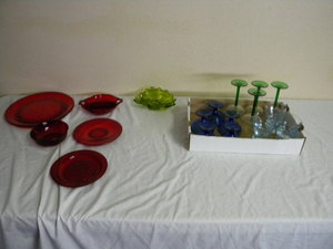 lot 641 image: Red and green & colored glassware
