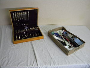 lot 644 image: Set of 8 Silverware in box