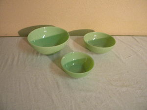 lot 653 image: Three green bowls