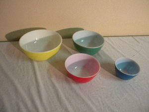 lot 655 image: Set Pyrex Bowls, Yellow, Green, Red, Blue