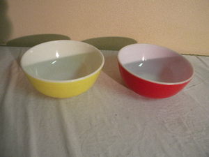 lot 656 image: 2) Large Pyrex Bowls, Red & Yellow