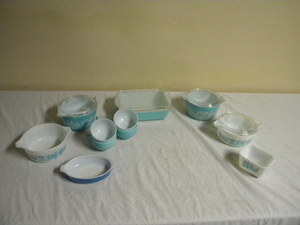 lot 657 image: Pyrex Aqua refrigerator dishes