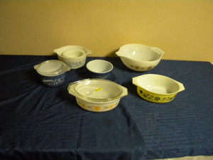 lot 659 image: Assorted Pyrex Bowls & Designs