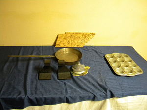 lot 709 image: Long handled fry pan, book ends