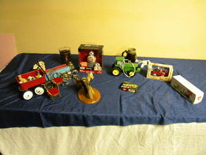 lot 712 image: Small toys Star Wars, and more