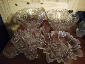 lot 45 image: Serving Trays with punch bowls