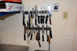 lot 19 image: Assorted Knives