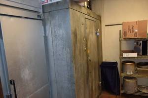 lot 26 image: 4 X 6 Con-Temp Walk-in