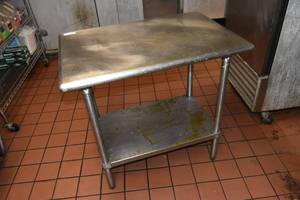 lot 28 image: SS 2 X 3 Table wshelf