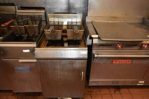 lot 30 image: Large Deep Fryer wbask.