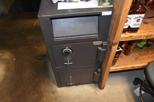 lot 61 image: Knight Drop Safe wCombo