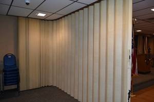 lot 98 image: Accordian door wtrack
