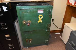 lot 140 image: Green safe