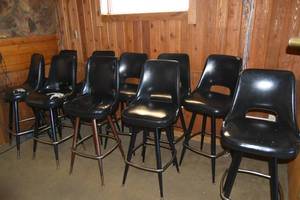 lot 154 image: 10 black barstools
