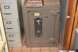 lot 184 image: Safe w combination