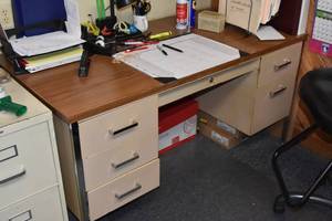 lot 185 image: Metal desk w 6 drawers