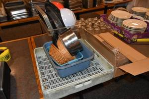 lot 207 image: Spice, glasses, bowls, tubs