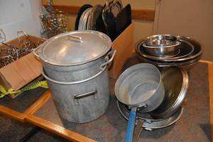 lot 214 image: Pizza pans, fry pans, kettles
