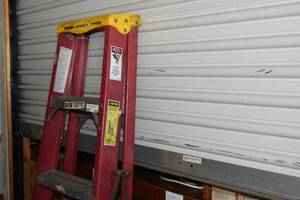 lot 234 image: Fiberglass 6 Step ladder