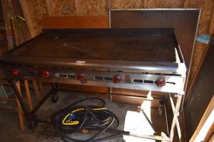 lot 238 image: Wolf Five Burner Gas Griddle